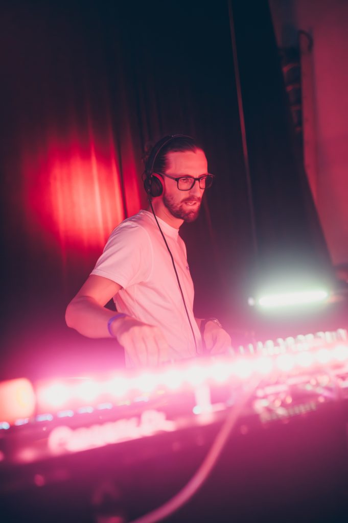 Ilja beim Auflegen im Club