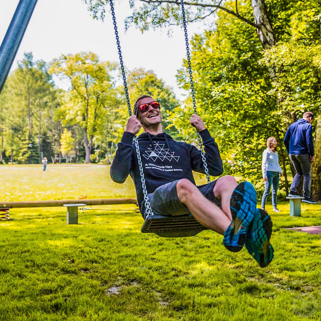 Ilja auf der Campus-Schaukel